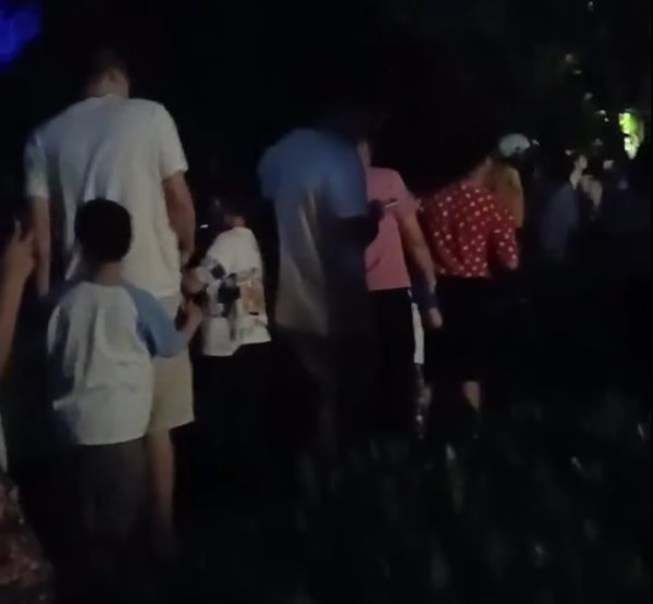 信通配资 重庆一儿童疑触碰小区路灯电桩后身亡，当地应急管理局：脑部有电击痕迹