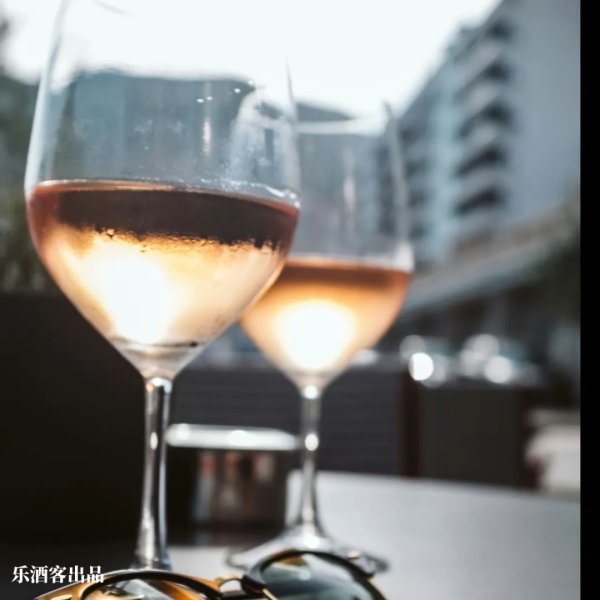 灿星财富 一小时内售罄？！前王妃梅根卖桃红葡萄酒被质疑“跟风模仿”